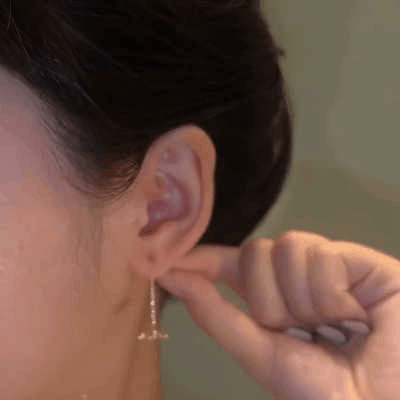 FloraSpark – Luxury Diamond Floral Earrings